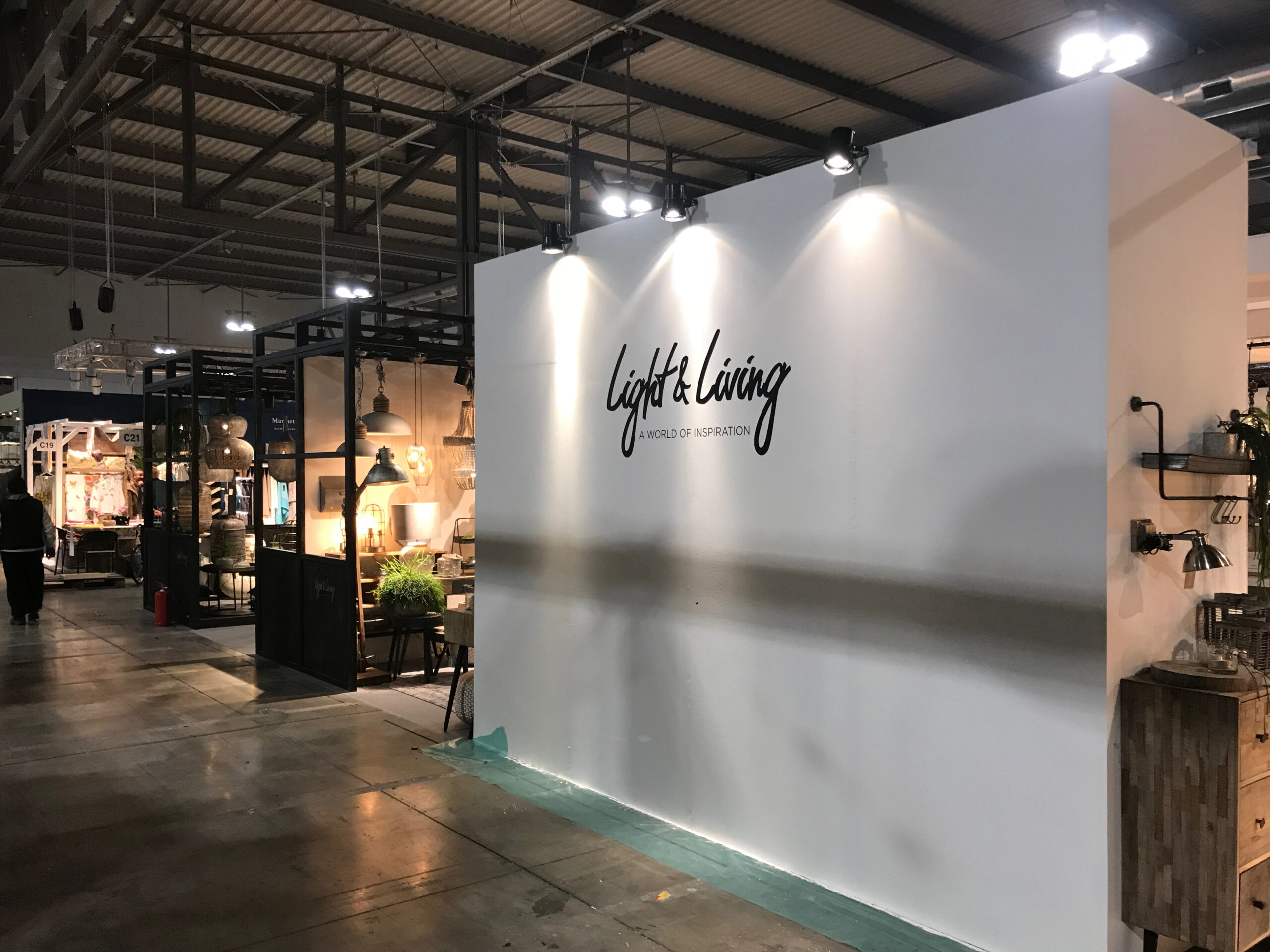 LIGHT & LIVING
